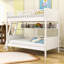 Lit superposé simple au-dessus d'un lit simple avec tablettes en bois-216280519
