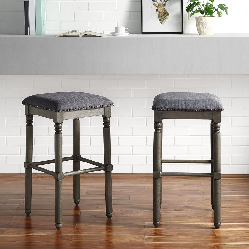 2 tabourets de bar rembourrés en bois gris - décor rustique chic pour la salle à manger, siège rembourré, finition gris délavé, garniture cloutée bronze, 2 coussins, rembourrage en mousse, l 16 po x P 16 po, H 29,02 po