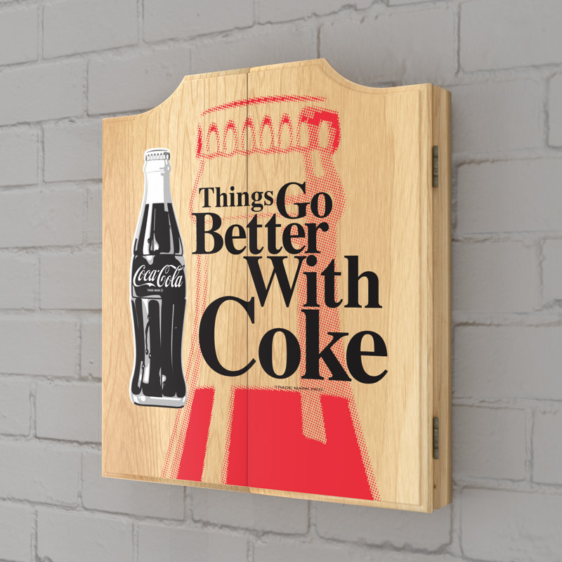 Ensemble de jeu de fléchettes et armoire Coca-Cola Things Go Better with Coke Bottle