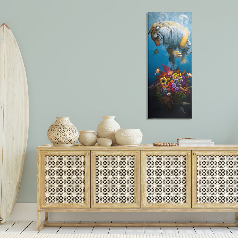 Curieux tigre et toile de bouquet sous l'eau, design par Heather Gauthier, H 48 po x l 20 po