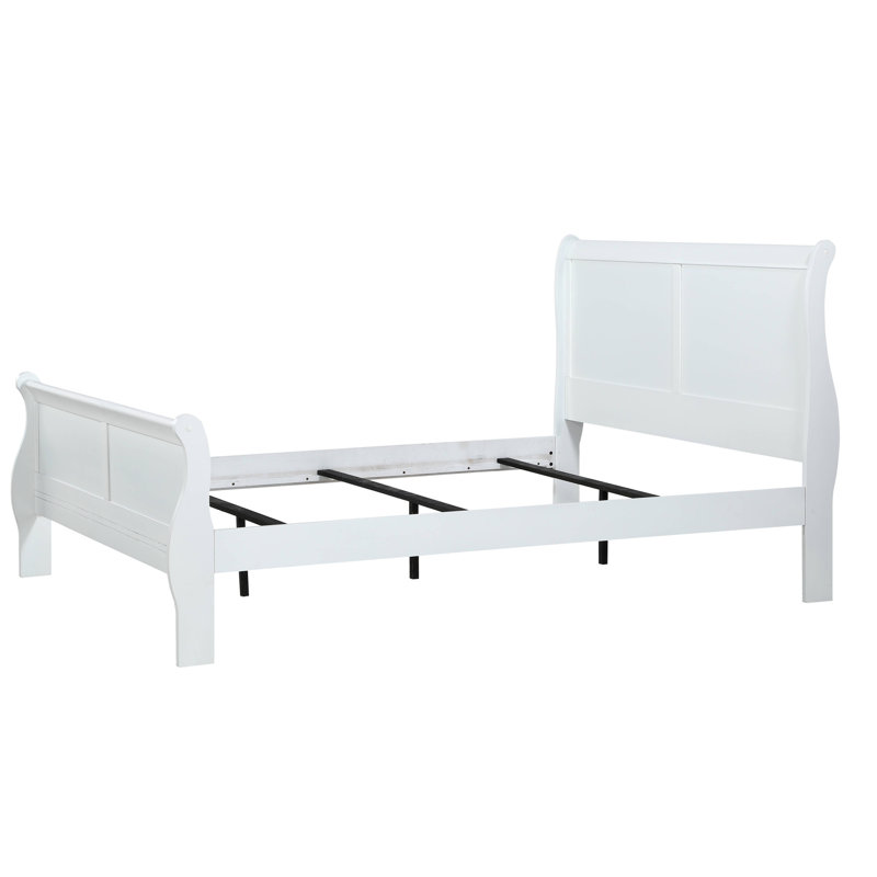 Grand lit en bois massif blanc avec fond de tiroir et glissières en métal pour une chambre à coucher de style français offrant une ambiance paisible