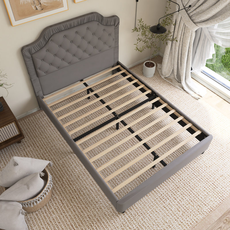 Lit plateforme tapissier en bois avec tête de lit ruché, Gris, Lit double