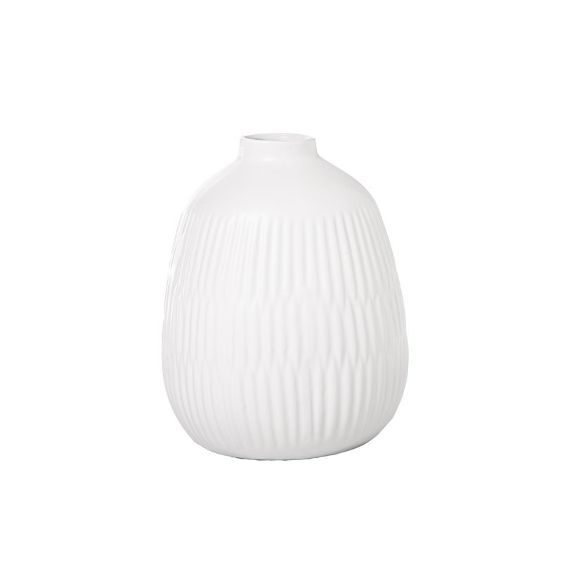 Vase rond en porcelaine avec embouchure étroite et motif de lignes verticales superposées blanc mat