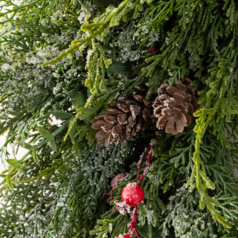 Couronne de Noël en PVC 28 po avec pommes de pin et baies rouges 28 po