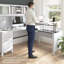 Bureau assis-debout 72 po en forme de L avec huche Paelynn, hauteur réglable, rangement, bois moderne, blanc-727084840