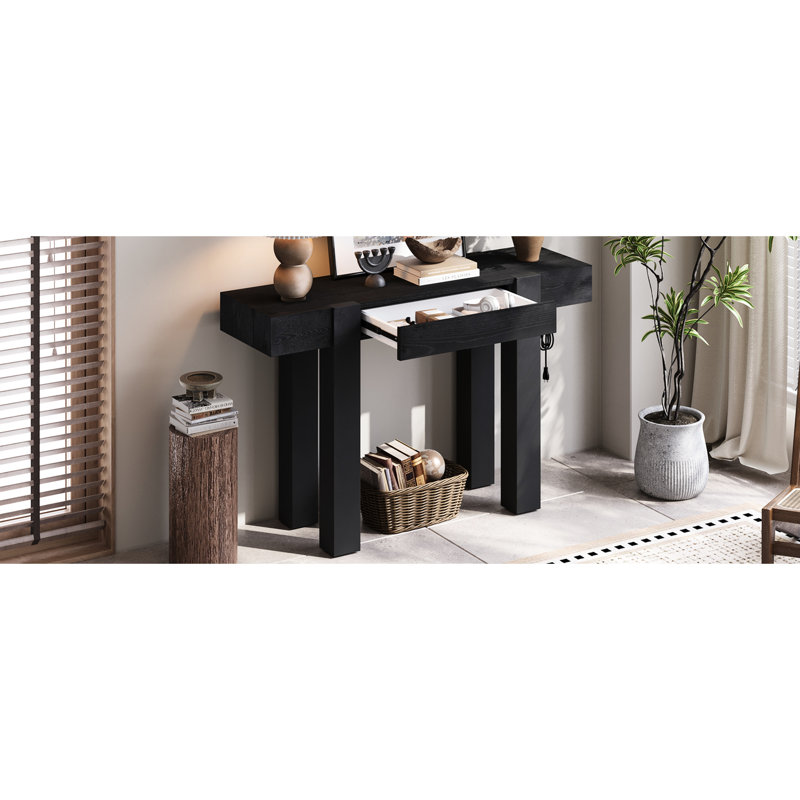 Table d'entrée en bois noir de style rustique et minimaliste, idéale pour le salon. Elle est munie d'un tiroir dissimulé et d'une prise électrique latérale. Montage en 30 minutes. Construction robuste et durable. Parfait pour un décor contemporain.
