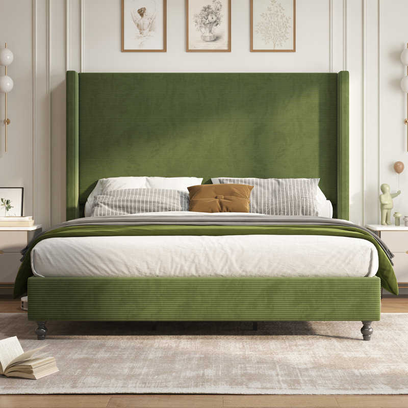 Lit tapissier en velours côtelé grand format Wauson Crofford avec tête de lit haute de 63 po et pieds en bois massif, vert