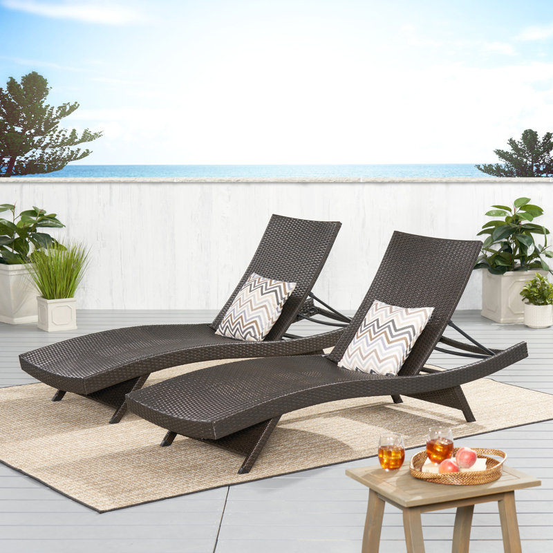 Chaises longues réglables - Répondez à vos différents besoins Les chaises longues brunes ajoutent une touche d'élégance au patio