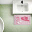 Tapis de bain et tapis de bain en peluche rose pastel imprimé par Corinne Rose Designs, 18 po x 30 po