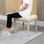Tabouret beige, avec une structure en bois pour la chambre à coucher, le salon, le vestibule de style rétro beige, des pieds robustes