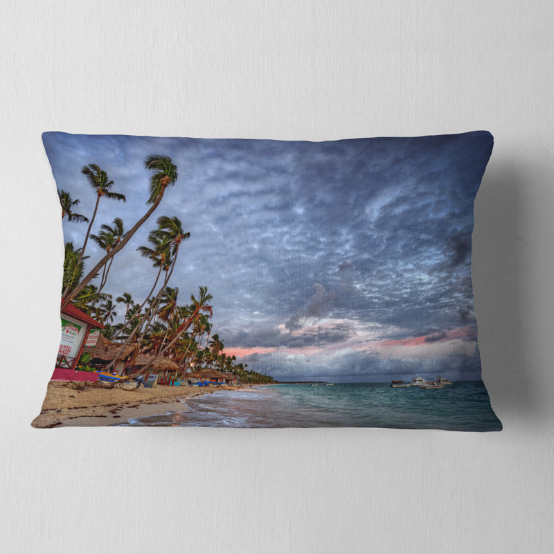 Coussin lombaire de grande palmier à bord de mer courbé à beach