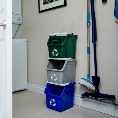 Système de recyclage multi-bacs Sturdy Essentials avec trois bacs de recyclage empilables de 6 gallons pour construire votre centre de recyclage pour les bureaux, la cuisine, les garages et les entreprises