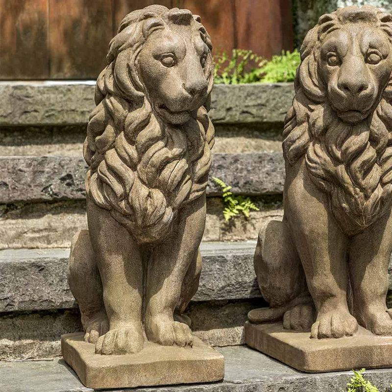 Sentry lion, à gauche