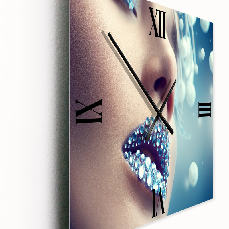 Gros plan sur une horloge murale, Grand