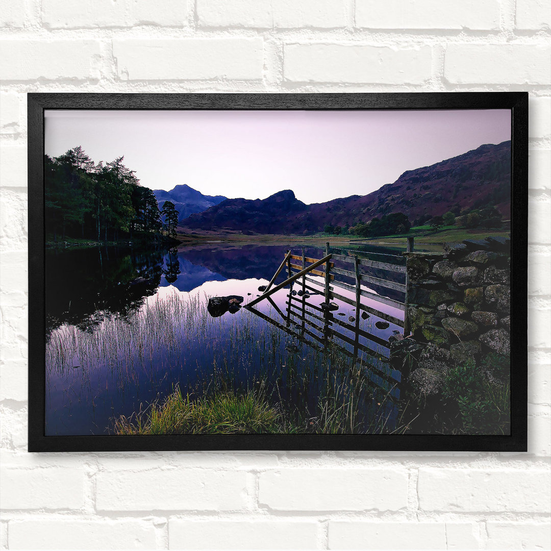 Beautiful Lake Above The Hills - Geschlossener Eckrahmen Kunstdrucke auf Holz