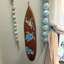 Décoration murale de 100 cm de hauteur représentant une tortue marine et une planche de surf, en bois brun avec des motifs bleus.