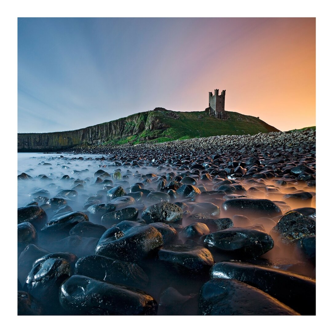 Matte Fototapete Sonnenaufgang mit Nebel bei Dunstanburgh Castle