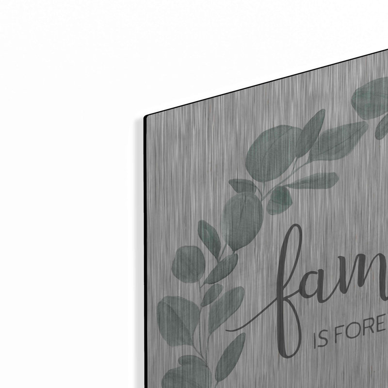 «Family Forever Eucalyptus Wreath» par Kate Sherrill, art mural en métal, H 24 po x l 24 po