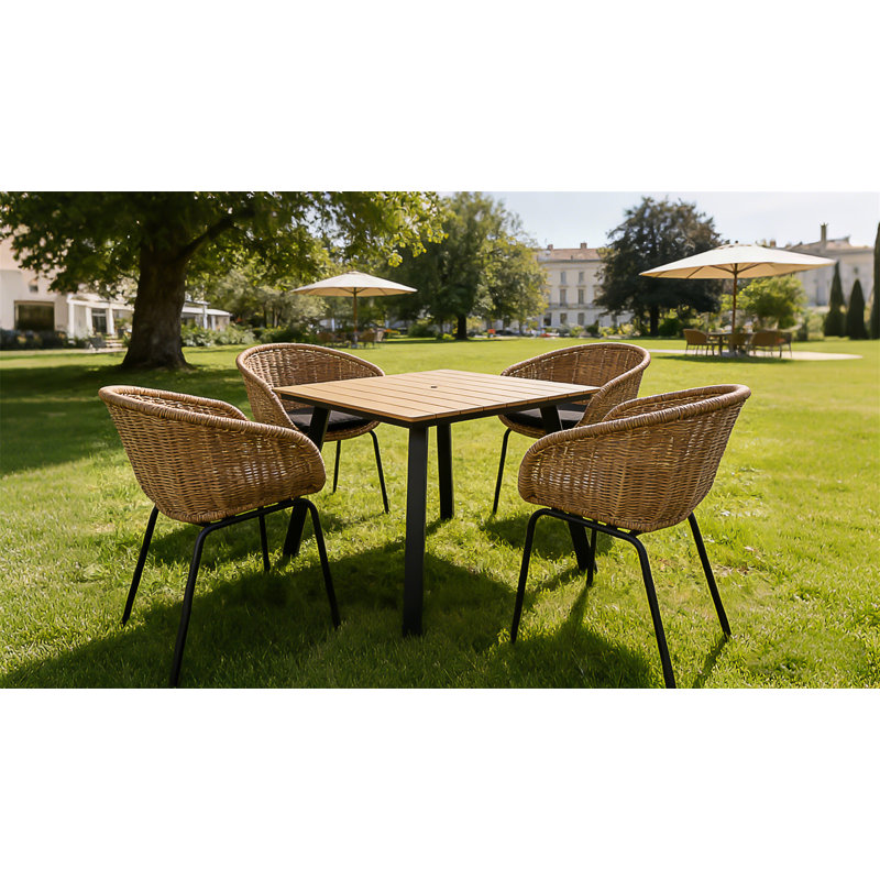 Table de salle à manger carrée avec trou pour parasol, structure en fer robuste et plateau en composite bois-plastique pour une utilisation toutes saisons