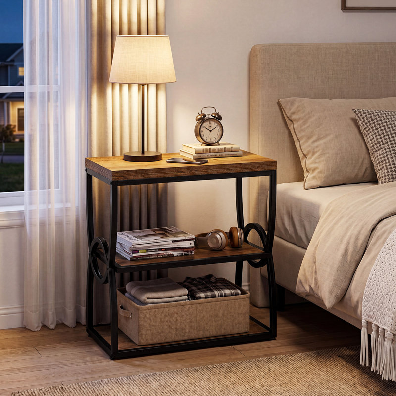 Table de bout étroite, table d'appoint à 3 niveaux avec tablettes de rangement, structure en métal robuste, table de chevet mince pour la chambre à coucher, le salon, les petits espaces, brun rustique