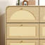 Commode 9 tiroirs à finition naturelle avec façade en rotin, large commode en panneau de particules, armoire de rangement moderne pour le salon de la chambre à coucher, structure robuste et grande capacité