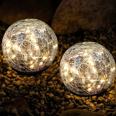 Lumières solaires pour l'extérieur pour le porche de patio, cadeaux d'anniversaire de décoration de jardin pour les femmes de maman, globes solaires pour boule de verre fissuré imperméable, décorations extérieures pour balcon (2 pièces blanc chaud)