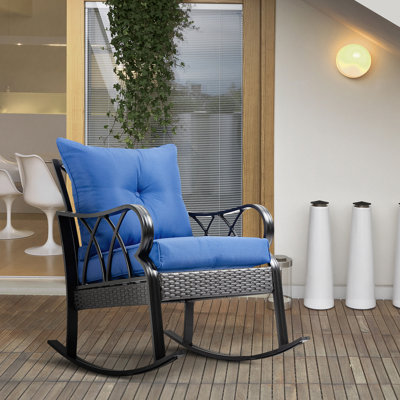 Chaise berçante Backyard - bleu. Amorti pour plus de confort. Aluminium avec. Base en métal. Weather - Mobilier d'extérieur. Chaise de patio bleue de 27,6 po. Coussins et détails rembourrés. Meuble courbé de l 22,75 po