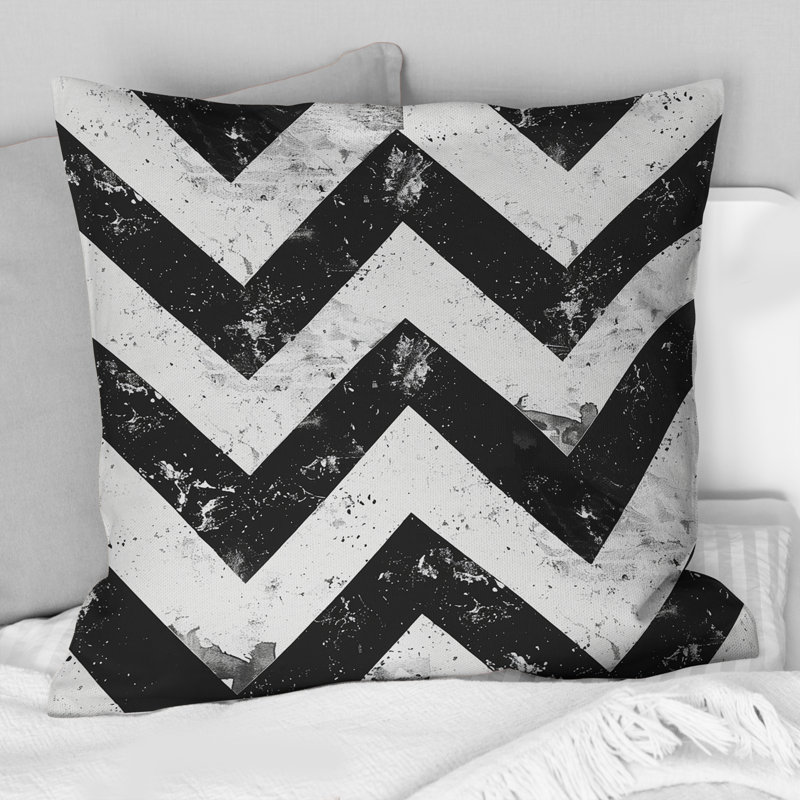 Coussin décoratif noir à motif de chevrons noirs et blancs II, H 16 po x l 16 po