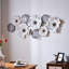 Art mural en métal avec fleurs superposées en blanc et gris de 57 pouces de large, pour une chambre à coucher ou un vestibule