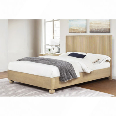 Lit plateforme en bois avec tête de lit à panneaux cannelés - Design minimaliste