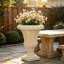Grand pot de fleurs vertical cannelé en résine, de style romain, avec base carrée sur piédestal, vase décoratif à texture grès blanc cassé pour la décoration intérieure et extérieure (porche, terrasse, jardin).