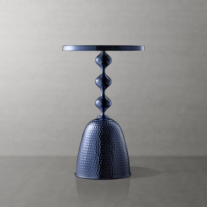 Table d'appoint en métal Cheryll avec plateau en marbre et base martelée