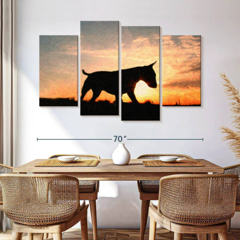Bull terrier au coucher du soleil