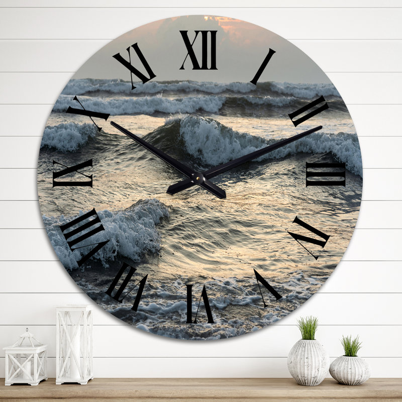 Braking Waves pendant le lever du soleil - horloge murale nautique et côtière, Moyen