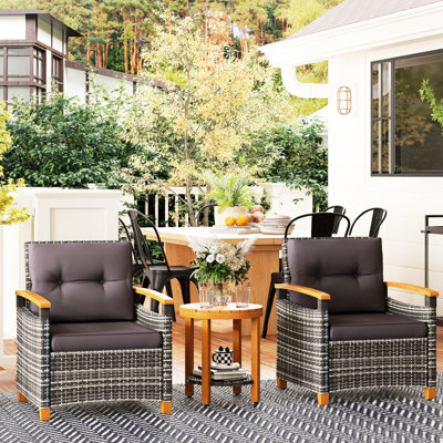 Bistro gris avec 3 coussins. Pe Mobilier d'extérieur pour porche et jardin. , Sièges confortables. Facile à assembler. Chaise: l 26 po x P 27,6 po x H 31,1 po. Table: 19,7 po. H 18,9 po. Capacité de poids: 352 lb (chaise)