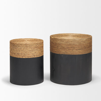 Ensemble de deux tables gigognes rondes en rotin beige et noir et en bois massif