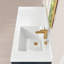 Plan de toilette en surface solide de 107 cm (42 po) de largeur x 53 cm (21 po) de profondeur, avec lavabo intégré à droite, dosseret de 9 cm (3,5 po) et robinet à 3 trous à entraxe de 20 cm (8 po).