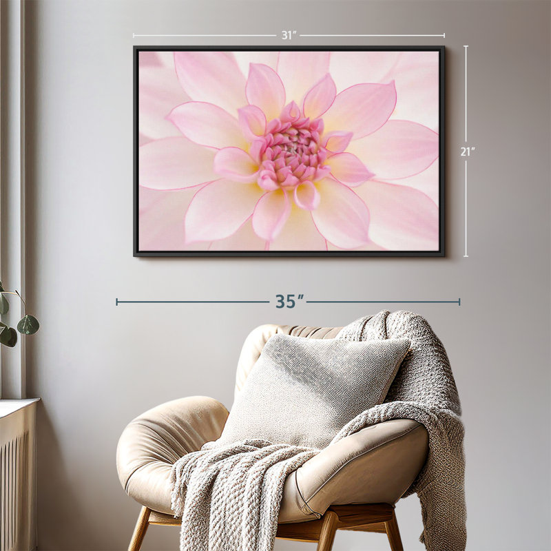 Impression sur toile de pétales rose clair, H 21 po x l 31 po