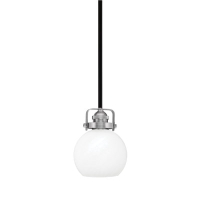 Suspension miniature à une lumière, présentée en finition noir mat et nickel brossé, avec un verre marbré blanc de 14,6 cm (5,75 po).