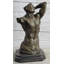 Sculpture abstraite surdimensionnée de torse masculin musclé sur fond de marbre