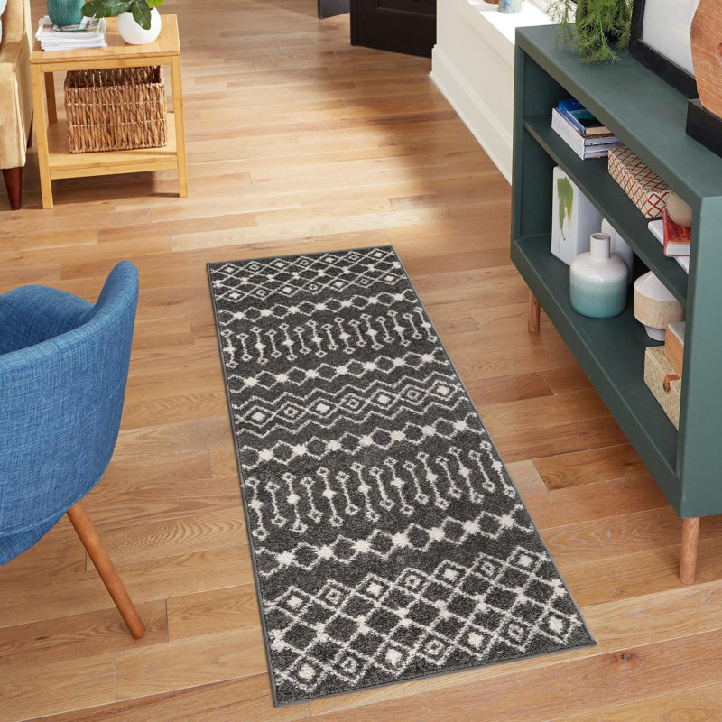 Tapis gris foncé en polypropylène tissé à la machine Briehn, Tapis de couloir 2 pi 7 po x 10 pi
