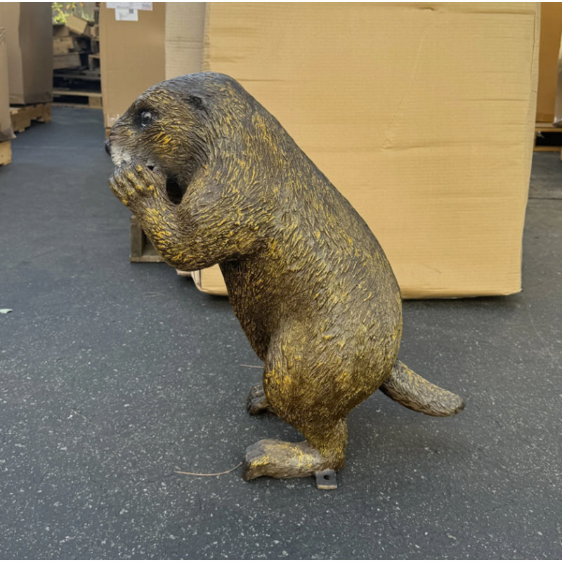 Statue de marmotte debout grandeur nature