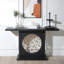 Console moderne noire avec accents dorés, canapé étroit pour une entrée décorative et fonctionnelle