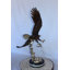 Statue d'aigle en vol portant une proie en bronze - Taille: L 16 po x l 23 po x H 39 po.