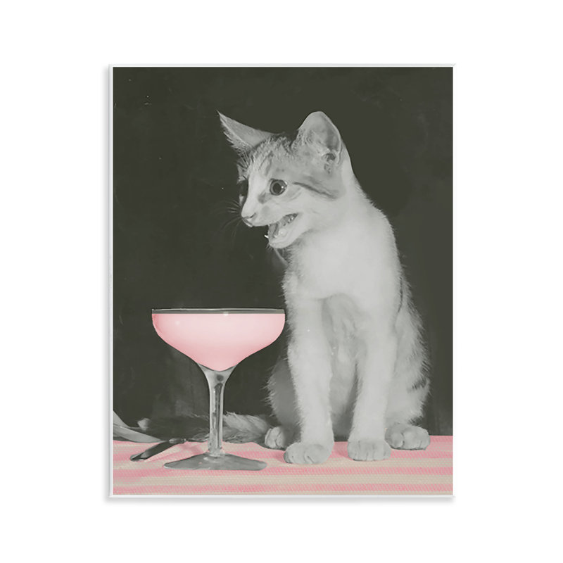  Chat et boisson rose, art mural par Daphne Polselli