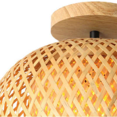 Le plafonnier tissé en bambou de style maison de campagne et la texture naturelle du rotin créent une atmosphère merveilleuse dans l'entrée et le couloir.