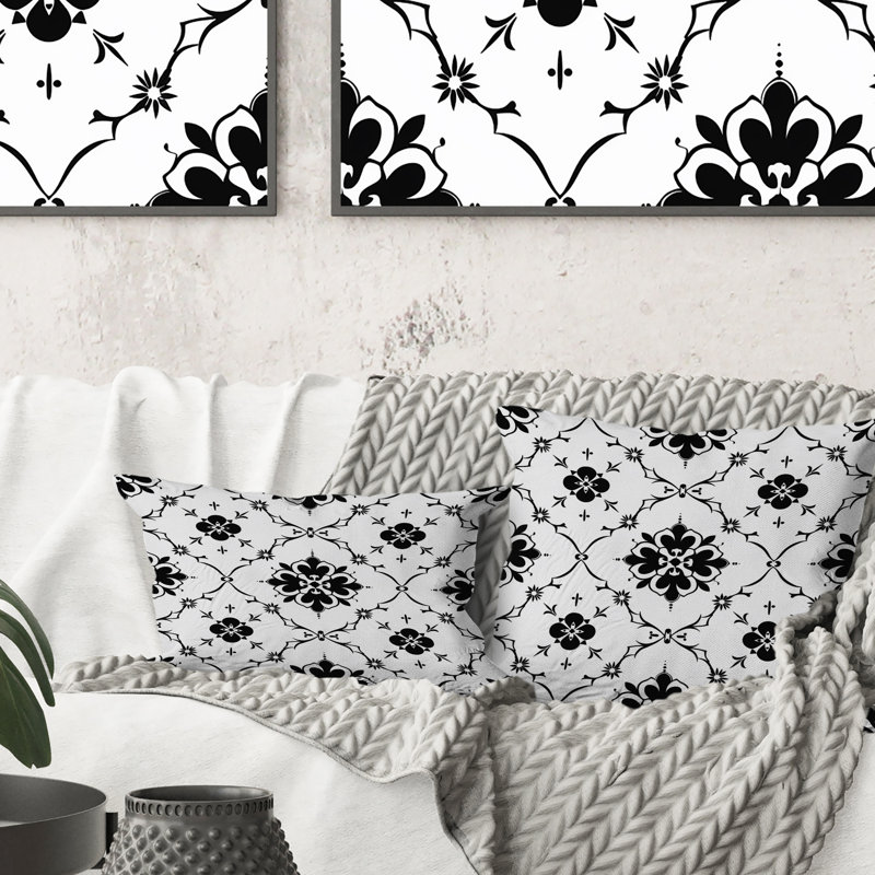 Coussin moderne noir et blanc quadrilobe III, H 18 po x l 18 po