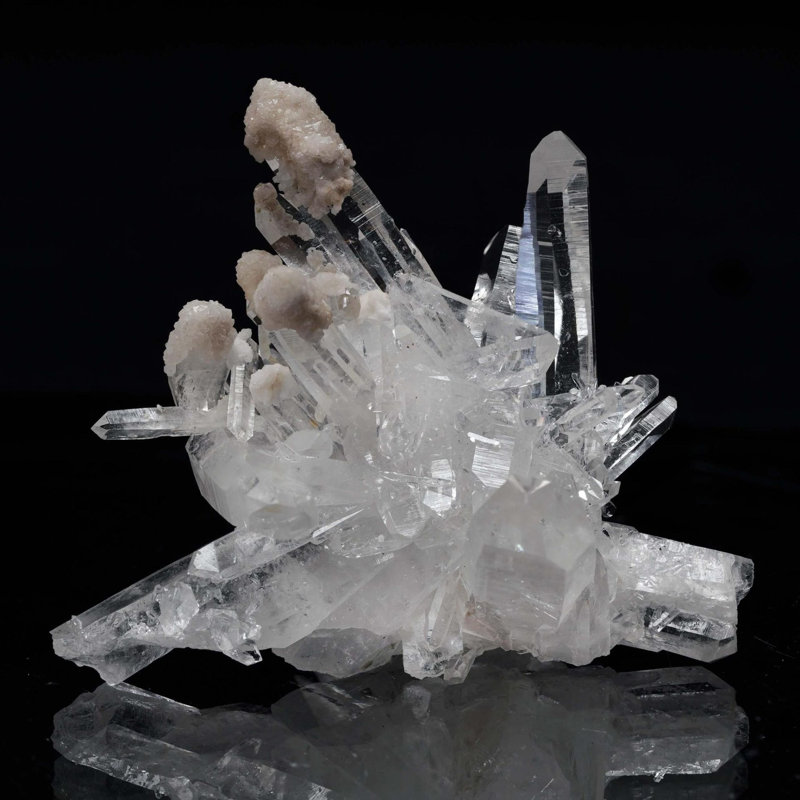 Grappe de quartz transparent avec des formulations de calcédoine - 95g