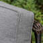 Chaises de patio simples en osier avec coussins