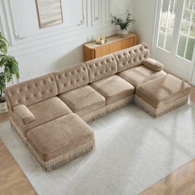 Salon 4 places en chameau, équipé de 2 repose-pieds, jupe à pampille, boutons de style et tissu modulaire en molleton couleur chameau, conception ergonomique pour la décoration intérieure